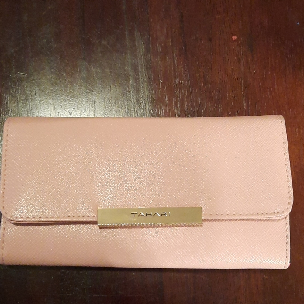 Tahari Wallet